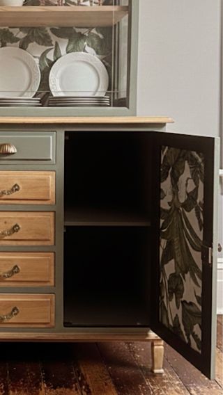 Vitrina de madera y cristal