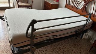 Cama articulada con motor y barandillas