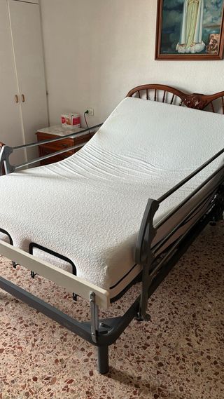 Cama articulada con motor y barandillas