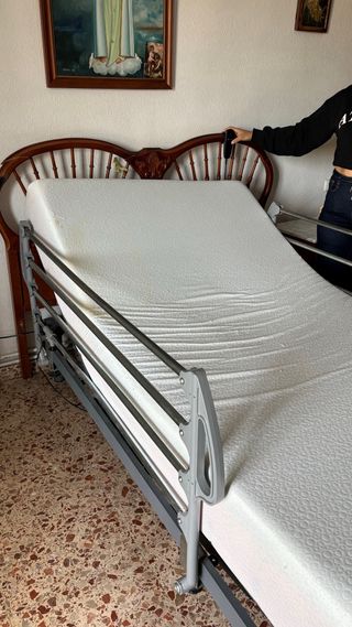 Cama articulada con motor y barandillas