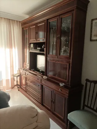 Mueble de salón clásico de madera y cristal