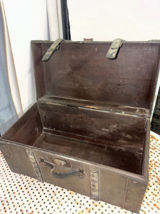 Baule antico in legno e metallo