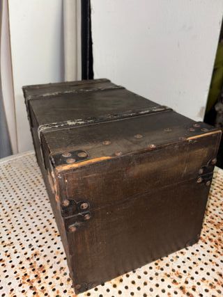 Baule antico in legno e metallo