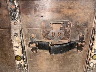 Baule antico in legno e metallo