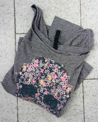 Camiseta Stradivarius floral gris