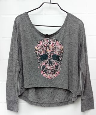 Camiseta Stradivarius floral gris