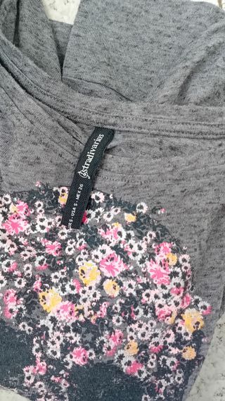 Camiseta Stradivarius floral gris