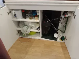 Acuario con mueble blanco