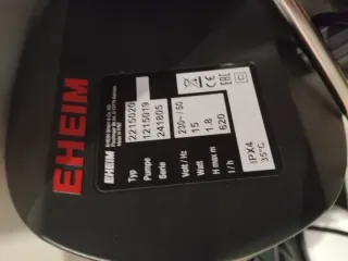 Acuario con mueble blanco