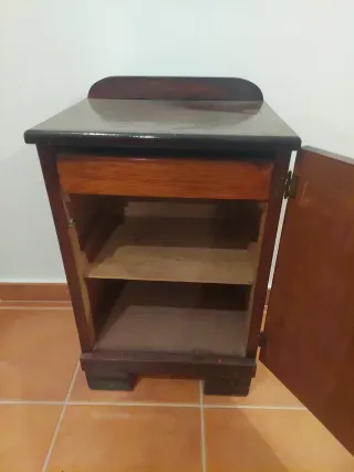 Mesita de noche antigua de madera