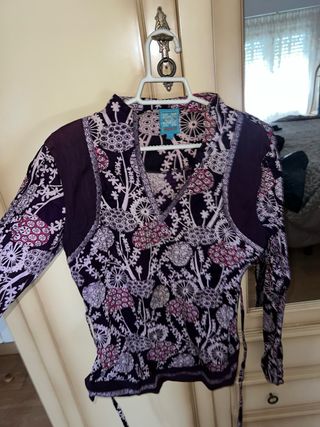 Camisa estampada morada y rosa