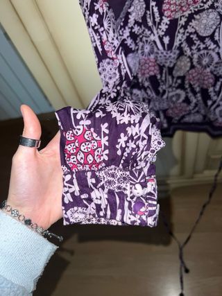 Camisa estampada morada y rosa