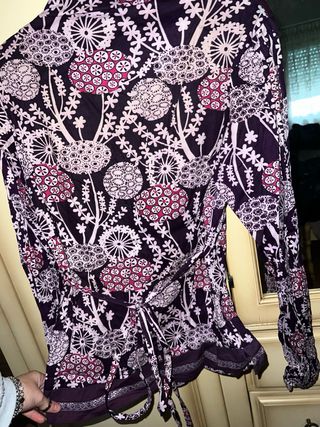 Camisa estampada morada y rosa