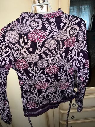 Camisa estampada morada y rosa
