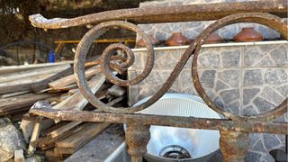 Dos Antiguas rejas de hierro forjado