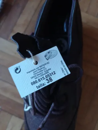 Zapatos de vestir marrones y negros