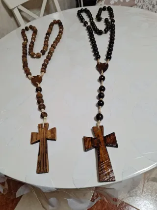 Dos rosarios de madera con cruz