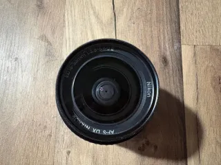 Nikon D3000 + 18-55mm VR + trípode aluminio etc...