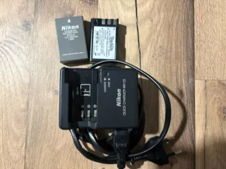 Nikon D3000 + 18-55mm VR + trípode aluminio etc...