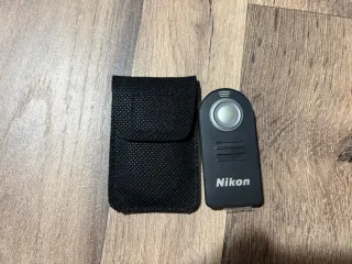 Nikon D3000 + 18-55mm VR + trípode aluminio etc...