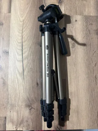 Nikon D3000 + 18-55mm VR + trípode aluminio etc...