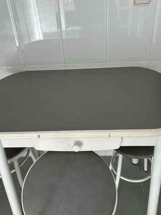 Mesa extensible con 2 sillas y taburetes