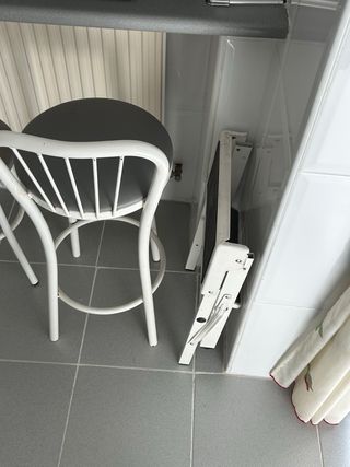 Mesa extensible con 2 sillas y taburetes