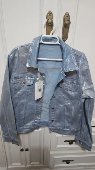Chaqueta y vaquero plateada M/ queda a S