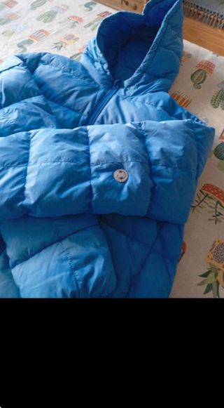 Plumífero azul con capucha