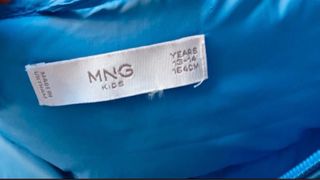 Plumífero azul con capucha