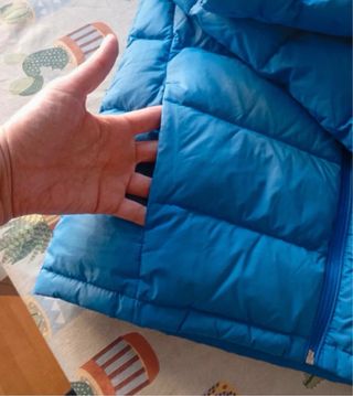 Plumífero azul con capucha