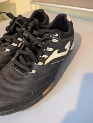 Zapatillas fútbol Joma negras y doradas