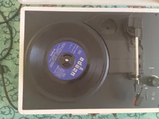 Tocadiscos da viaggio vintage nostalgico