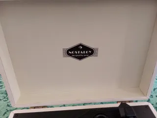 Tocadiscos da viaggio vintage nostalgico