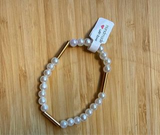 Pulsera perlas y detalles dorados