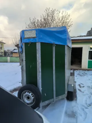 Remolque caballos , caballo y medio