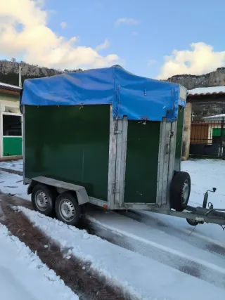 Remolque caballos , caballo y medio