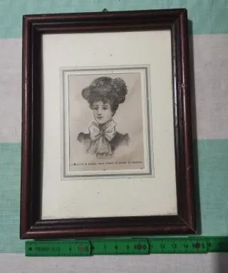 Quadretto con stampa donna e fiocco