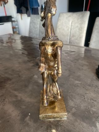 Figura de caballo dorado