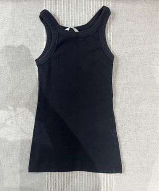 Camiseta sin hombros negra