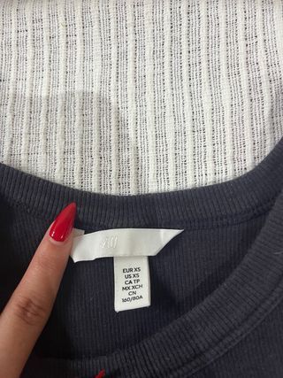 Camiseta sin hombros negra