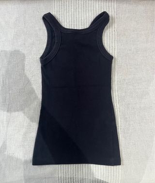 Camiseta sin hombros negra