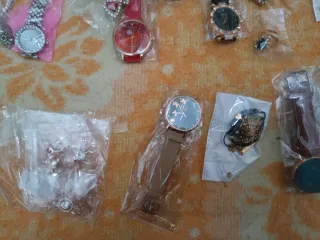 Lote de relojes, pulseras ,colgantes