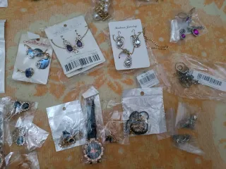 Lote de relojes, pulseras ,colgantes