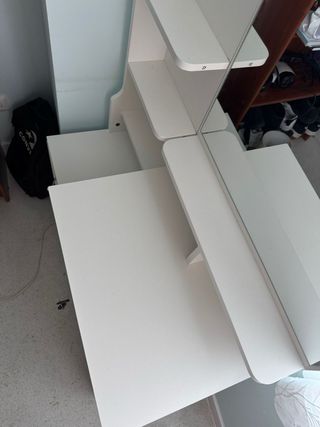 Tocador blanco con espejo y cajones