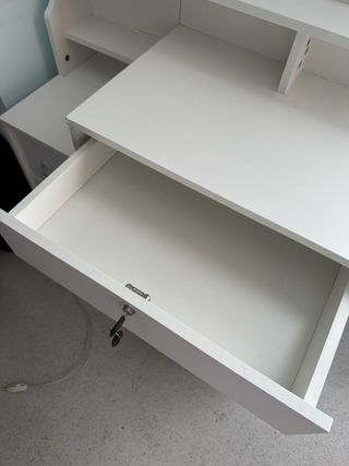 Tocador blanco con espejo y cajones