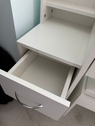 Tocador blanco con espejo y cajones