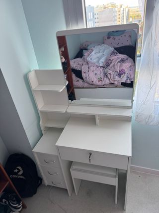 Tocador blanco con espejo y cajones