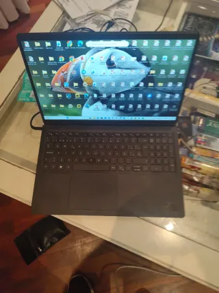 Ordenador portátil negro y plateado