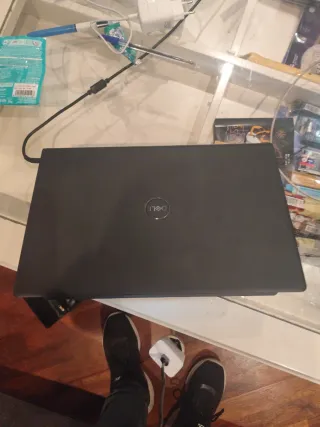 Ordenador portátil negro y plateado